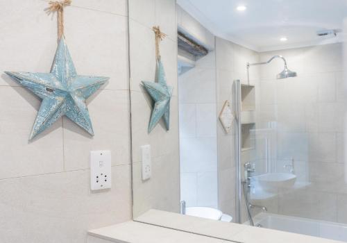 un baño con dos estrellas colgando en la pared en Withesike, Derwent House, en Keswick