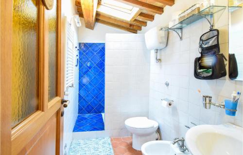 een badkamer met een toilet en een wastafel bij Stunning Home In Olevano Romano With Wifi in Olevano Romano