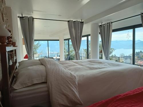 una camera da letto con un letto e una grande finestra di Cabana de pe Stanca a Colibiţa