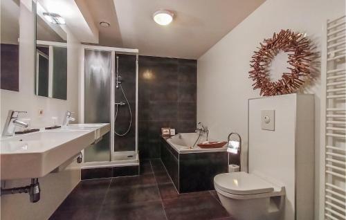 La salle de bains est pourvue d'un lavabo, de toilettes et d'une douche. dans l'établissement Amazing Apartment In Cadzand-bad With Kitchen, à Cadzand-Bad