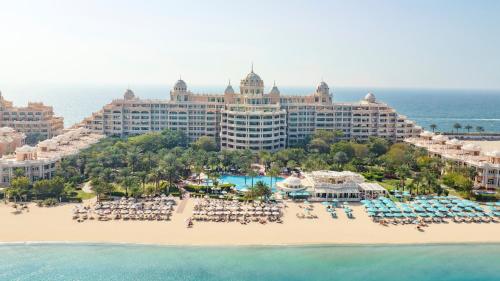 een luchtzicht op een resort met een strand en de oceaan bij Kempinski Hotel & Residences Palm Jumeirah in Dubai