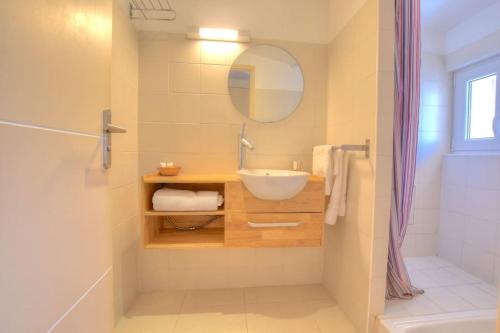 łazienka z umywalką i lustrem w obiekcie 6 - Charming studio,Heart old town, beach walk w mieście Antibes