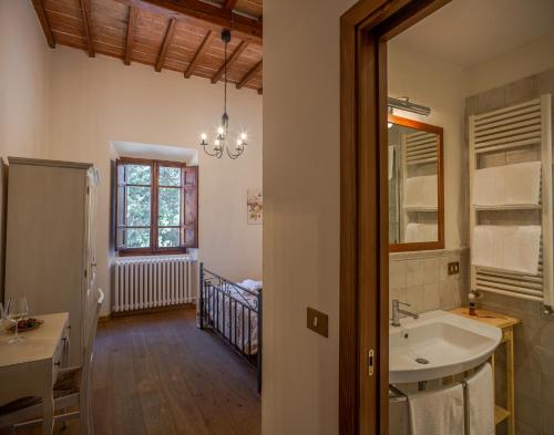 bagno con lavandino e specchio di B&B La Torre - Fattoria di Larniano a San Gimignano