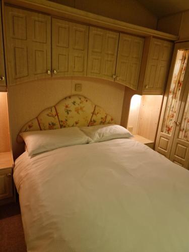 1 dormitorio con 1 cama blanca en una habitación en Stunning Holiday Home Whithorn3 en Newton Stewart