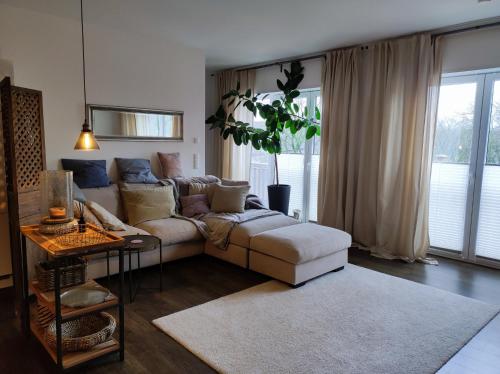 een woonkamer met een bank en een tafel bij 5-Sterne-City Apartment Rendsburg in Rendsburg