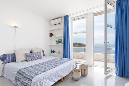 una camera da letto con un letto e una grande finestra di El Guix de la Meda a Torroella de Montgrí