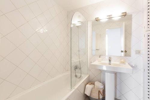 un bagno bianco con lavandino e doccia di El Guix de la Meda a Torroella de Montgrí