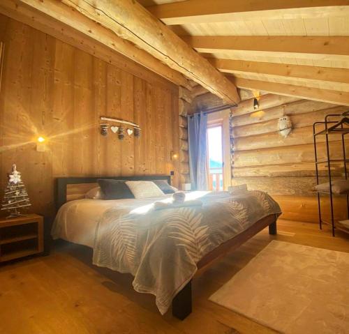 Tempat tidur dalam kamar di Chalet de 6 chambres avec sauna terrasse amenagee et wifi a Font Romeu Odeillo Via a 1 km des pistes