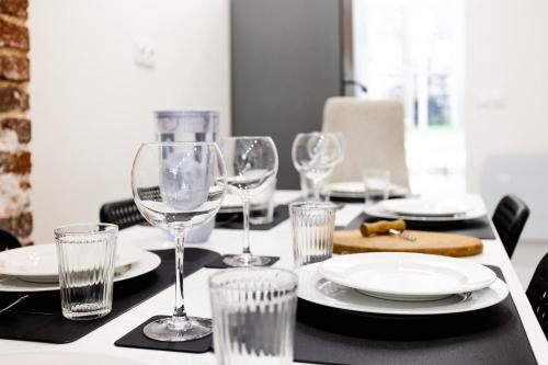 - une table avec des verres à vin et des assiettes dans l'établissement Rare! private garden in Paris, close to Sacre Coeur Basilica!, à Paris