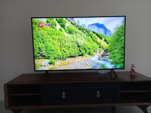 een flatscreen-tv op een dressoir bij Erbay suit in Trabzon