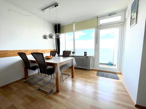 eine Küche und ein Esszimmer mit einem Tisch und Stühlen in der Unterkunft Ferienpark I05-004 Ferienpark in Heiligenhafen