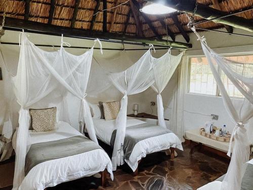 Un pat sau paturi într-o cameră la Fika Lodge