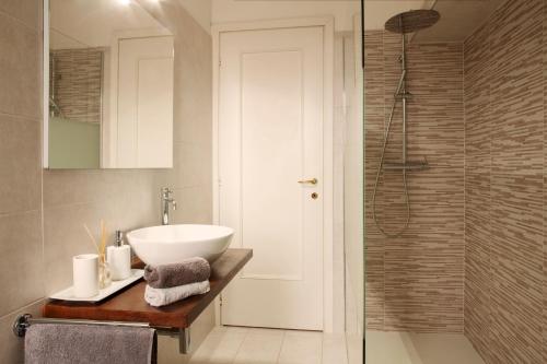 y baño con lavabo y ducha. en Como Lake Panorama Apartment Sveva en Cernobbio