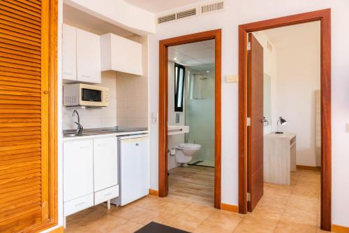 uma cozinha com um lavatório e um WC num quarto em Apto con Terraza 202 em Cala Millor