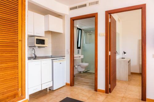 kuchnia ze zlewem i toaletą w pokoju w obiekcie Apto con Terraza 103 w Cala Millor