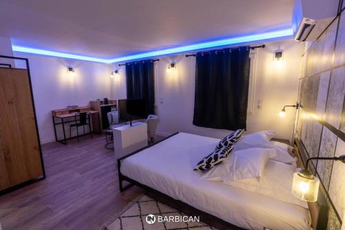 1 dormitorio con 1 cama y 1 habitación con escritorio en Barbican, en Villars-les-Dombes