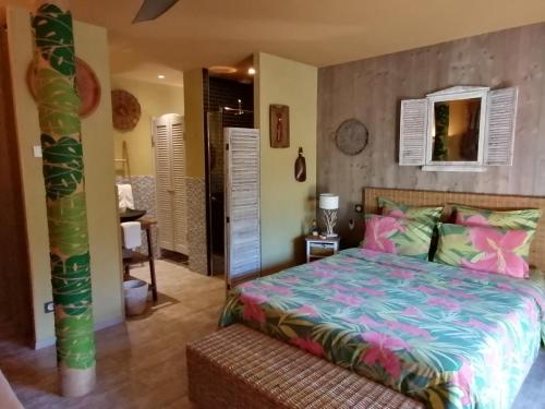 1 dormitorio con 1 cama y un poste en Via Bahia - Maison d'hôtes, en Biscarrosse