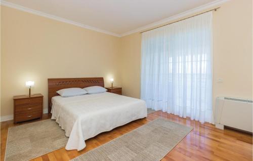 - une chambre blanche avec un lit et une grande fenêtre dans l'établissement Nice Apartment In Kali With House Sea View, à Kali
