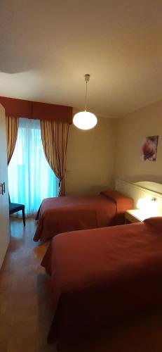 pokój hotelowy z 2 łóżkami i oknem w obiekcie Appartamento Sestri Levante Al Mare w mieście Sestri Levante