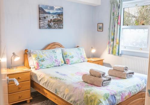 a bedroom with a bed with towels on it at Tiggs Place, 5 Howrahs Court in Keswick