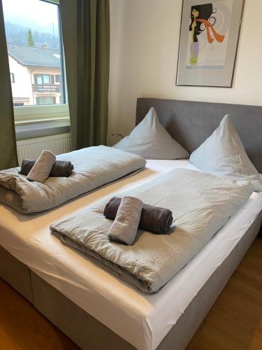 - un lit avec 2 oreillers et une fenêtre dans l'établissement Ferienhaus Butterfly 2, à Garmisch-Partenkirchen
