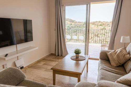 sala de estar con sofá y mesa en Nice apartment in Riviera del Sol Calahonda, en Málaga