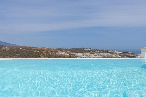 duży zbiornik wody z miastem w tle w obiekcie Luxurious penthouse in La Cala Casa Banderas - 3 Golf Facilites close by! w mieście La Cala de Mijas