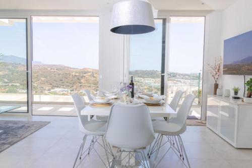 biała jadalnia z białym stołem i białymi krzesłami w obiekcie Luxurious penthouse in La Cala Casa Banderas - 3 Golf Facilites close by! w mieście La Cala de Mijas