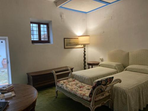 Habitación con cama, silla y mesa. en Gavene, en Villamagna