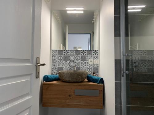 une salle de bain avec un lavabo et un miroir dans l'établissement Villa Chez Géraldine Piscine chauffée, proche plage et rivière, à Lecci