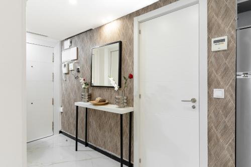 uma casa de banho com um lavatório e um espelho em La Roca Chica em Torremolinos