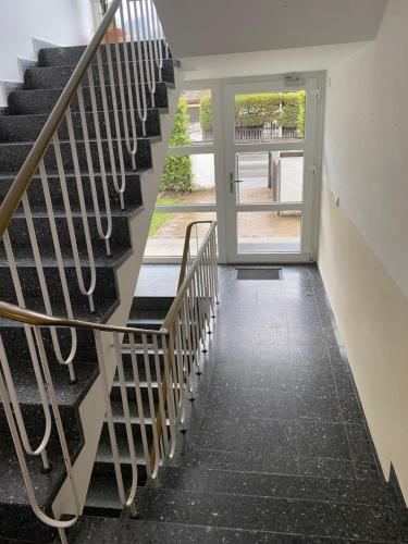 ガルミッシュ・パルテンキルヒェンにあるFerienhaus Butterfly 2の家の扉につながる階段