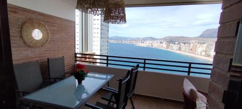ベニドルムにあるApartamento Rincón Playaの水辺の景色を望むバルコニー(テーブル付)