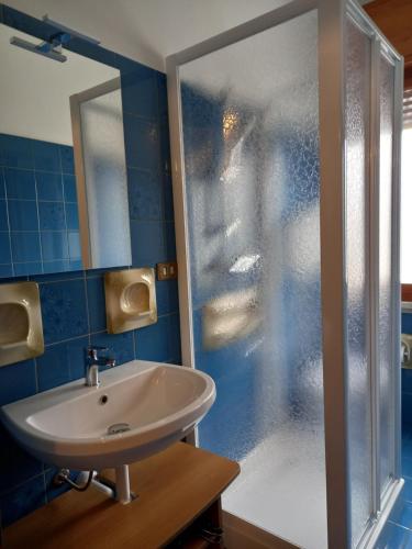 un baño con lavabo y ducha en B&B Primo Marzo, en Volargne