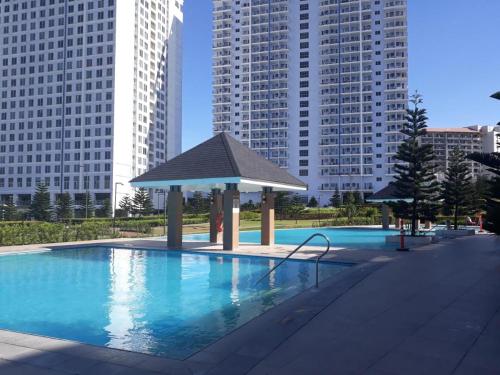 uma piscina com um gazebo numa cidade em EMSMAR 908 Wind Residences Tagaytay em Tagaytay