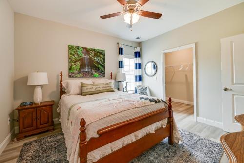 Brownsville Vacation Rental Near National Park! في Sloans Crossing: غرفة نوم بها سرير ومروحة سقف