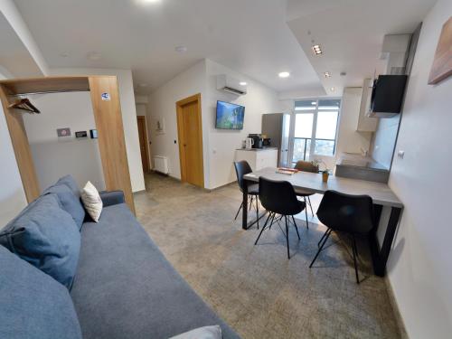 sala de estar con sofá azul y mesa en Apartment OneClickRenrt Oasis, en Chişinău