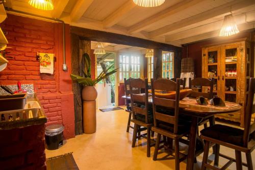 a dining room with a table and chairs at Vila Patí Caraíva in Caraíva