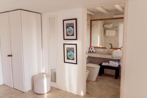 uma casa de banho com um WC e um lavatório em La Posada del Faro em José Ignacio