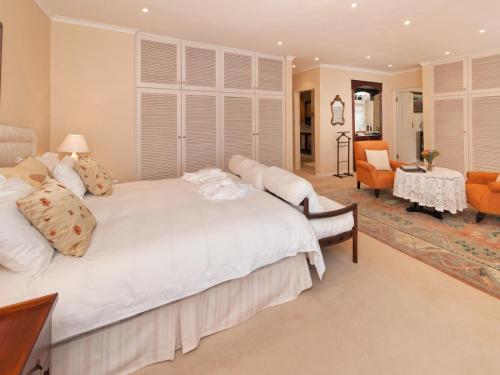 sypialnia z dużym białym łóżkiem i salonem w obiekcie Bellavista w mieście Gansbaai