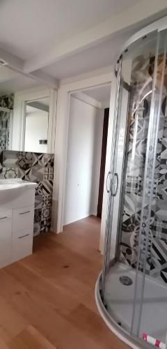 Habitación con baño con ducha acristalada. en LOGHINO Lombardo, en Valdirame