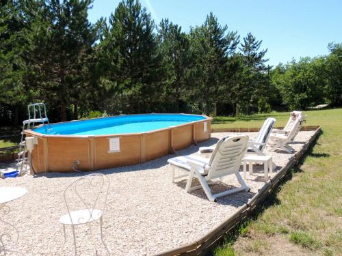 Les TourrettesにあるChalet de 2 chambres avec piscine partagee et jardin amenage a Les Tourettesのスイミングプールの横に座る椅子