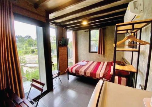 Postel nebo postele na pokoji v ubytování Keyman House Khao Yai