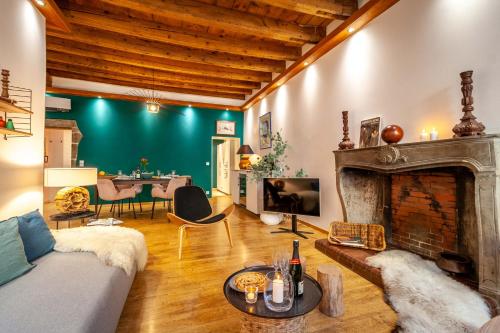 salon z kanapą i kominkiem w obiekcie La Résidence I Cœur vieille ville w Annecy