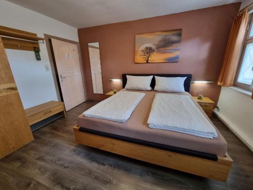 una camera con un grande letto di Gasthof Goldener Stern a Iphofen