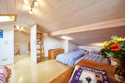 Sala de estar con cama y mesa en Haus Wendland, en Bischofswiesen