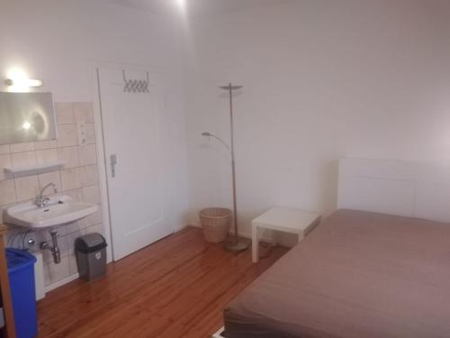 a small room with a sink and a bed at Zimmer nähe Festspielhaus/HBF in Bayreuth