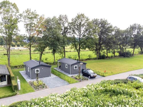 una vista aérea de dos pequeñas casas en un campo en Grenzeloos, en Doldersum
