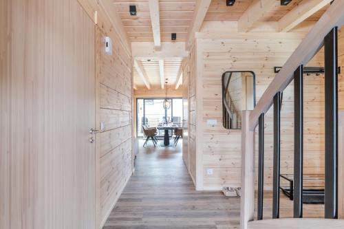 un corridoio di una casa con pareti in legno e scala di Bergwaldchalet Tierfreund a Schierke