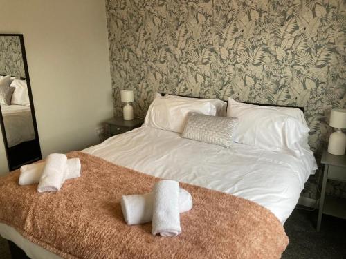 A bed or beds in a room at Modern cosy home sleeps 6 with parking nr Preston
